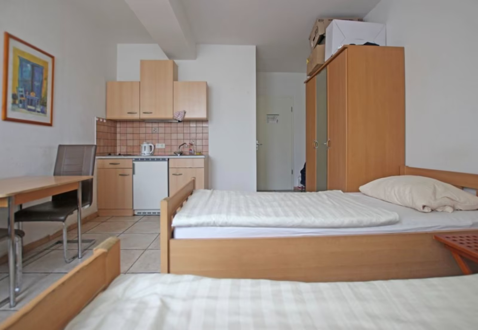 Einzelzimmer mit modernem Bett und Einrichtung