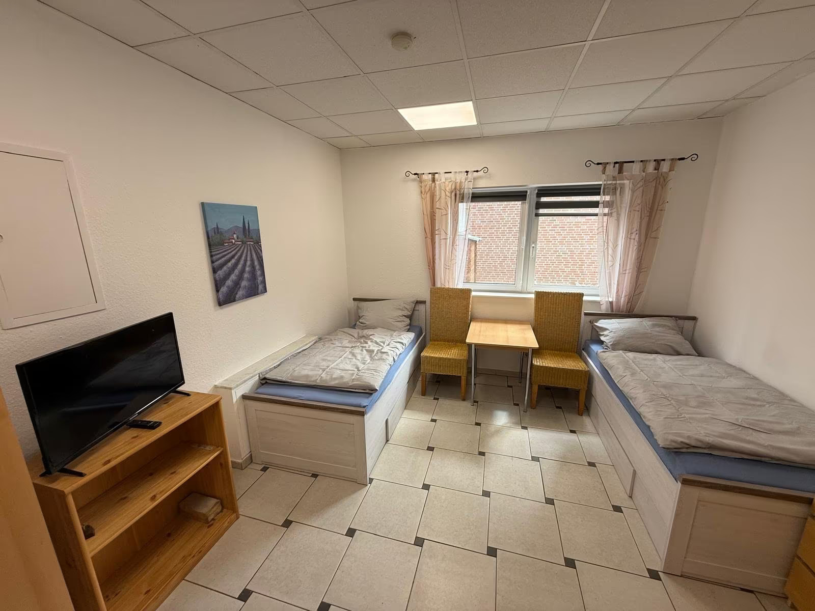 Doppelzimmer mit zwei Betten und gemütlicher Einrichtung